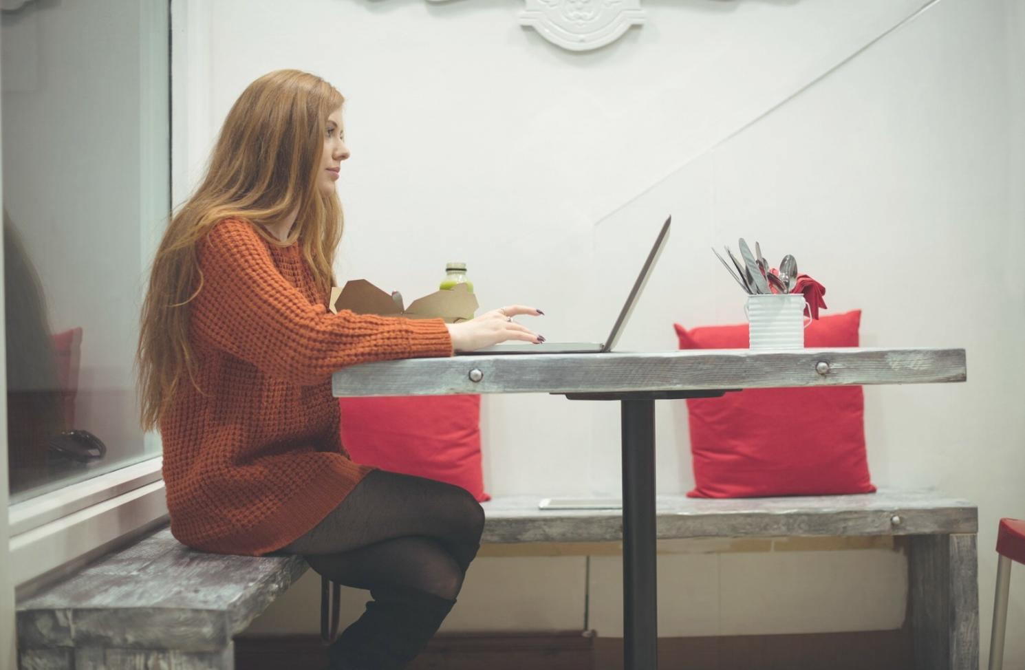 Moderne Finanzberatung in entspannter Atmosphäre mit Laptop und Unterlagen auf einem Schreibtisch