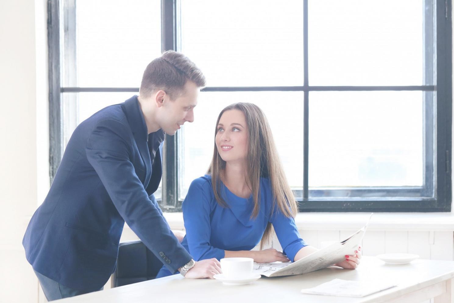 Teilnehmer bei der praktischen Finanzplanung mit Dokumenten und Taschenrechner